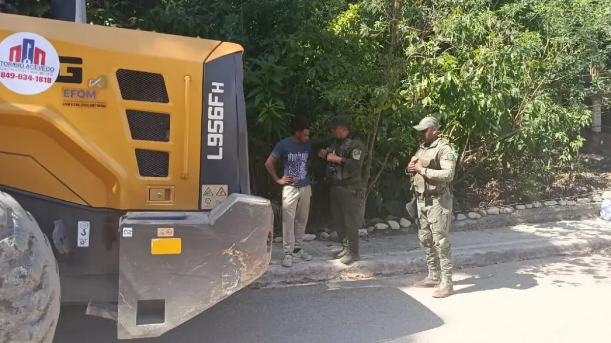 Detienen hombre y decomisan maquinaria pesada por extracción ilegal de materiales en el río Camú