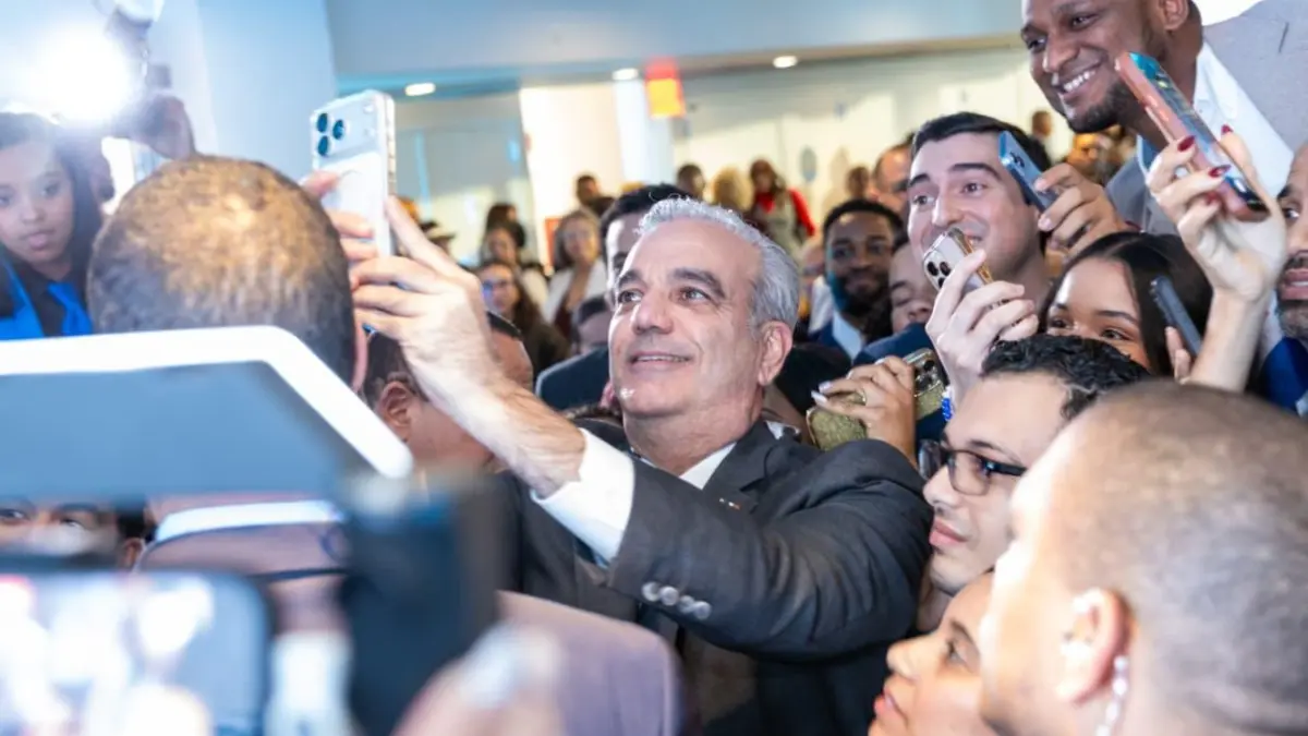 Presidente Abinader anuncia 300 becas para jóvenes dominicanos residentes en Nueva York