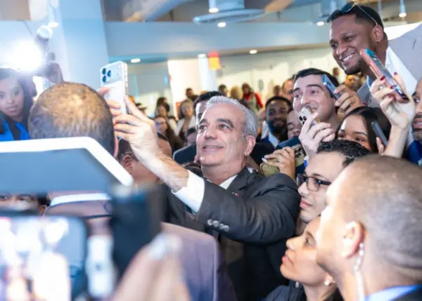 Presidente abinader con jóvenes en Nueva York