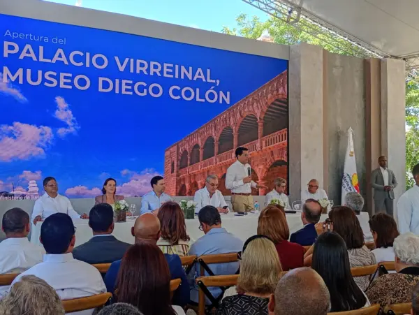 Presidente Abinader deja inaugurada ruta de autobuses eléctricos y reabren el Alcázar de Colón