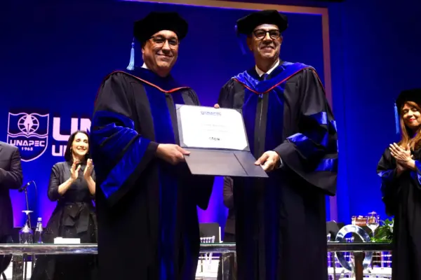 José Mármol recibe Doctorado Honoris Causa