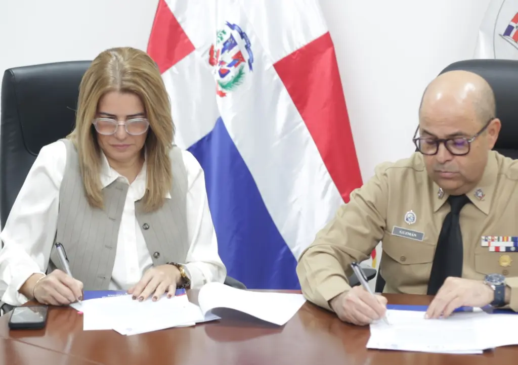 Yoanna Termini y el Contralmirante Henry Guzmán Taveras, firman la alianza.