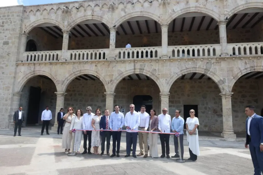 Ciudad Colonial estrena autobuses eléctricos y reabre el Alcázar de Colón tras su renovación