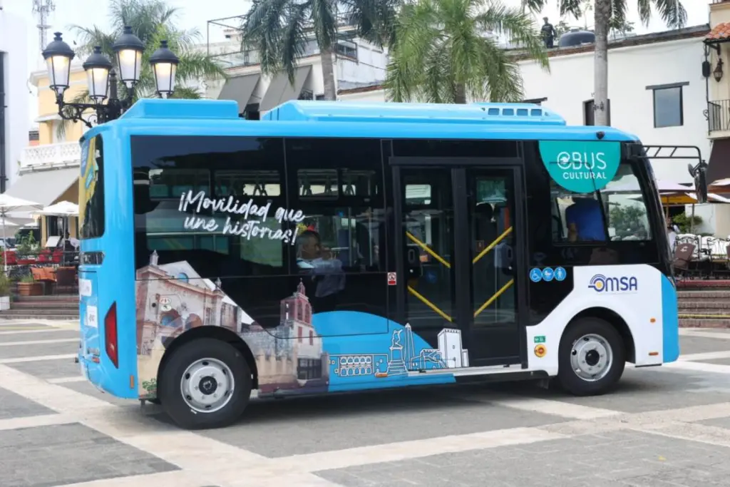 Ciudad Colonial estrena autobuses eléctricos y reabre el Alcázar de Colón tras su renovación