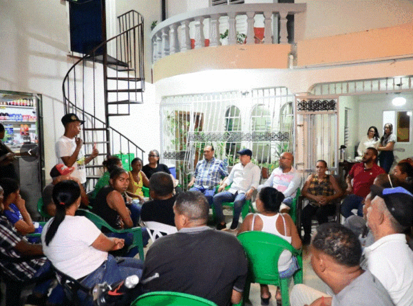 el encuentro “Un Café con Abel”, celebrado con simpatizantes del PLD y dirigentes comunitarios de distintos sectores de Santiago