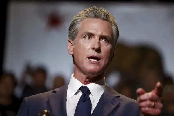Fotografía de archivo del gobernador de California, Gavin Newsom, durante una conferencia de prensa, en Los Ángeles, California (EE.UU.). EFE/ EPA/ Caroline Brehman