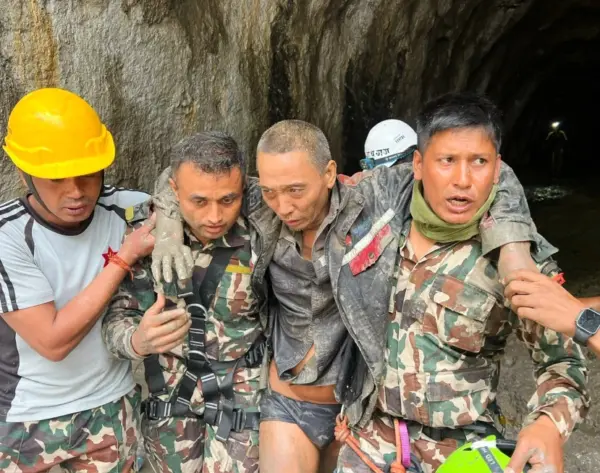 Rescatistas en Nepal sacan vivas a 2 personas/Fuente externa