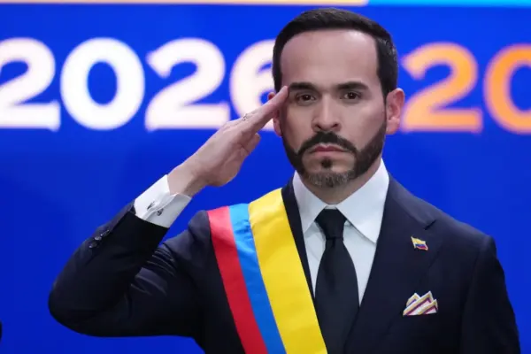 Abelardo de la Espriella saluda tras tomar juramento como presidente de Colombia, en Cali, el 7 de agosto de 2026. (Foto AP/Matías Delacroix, Archivo)