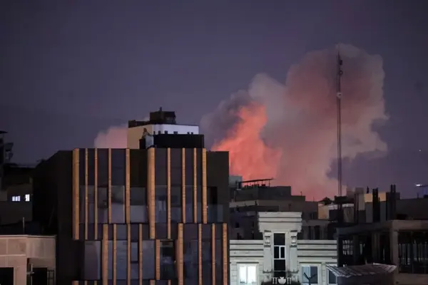 Fotografía de archivo del humo tras una explosión en un ataque de Estados Unidos en Irán.