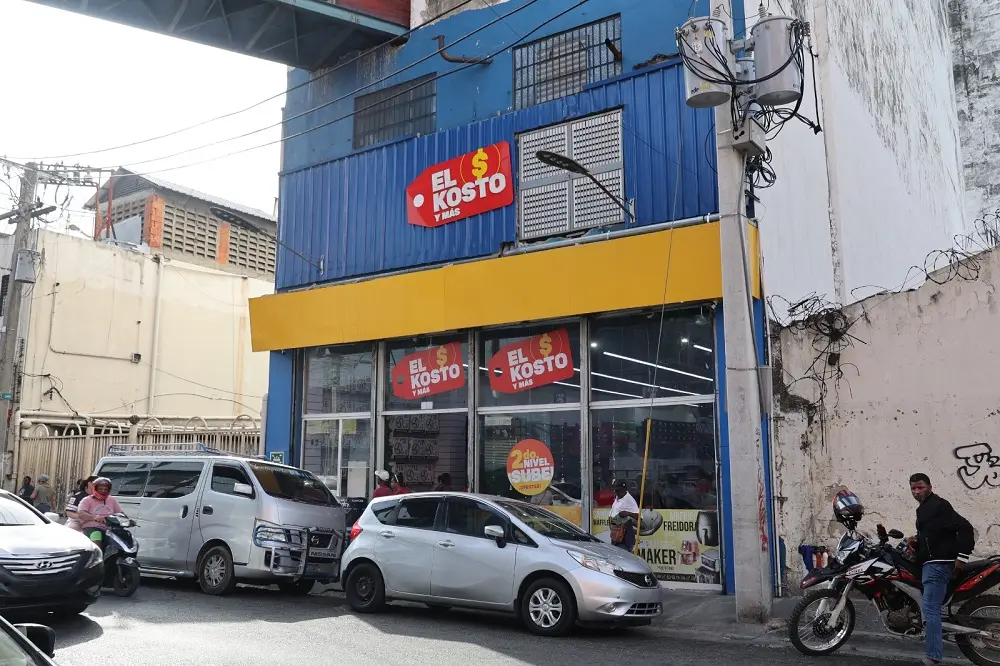 Los pocos comerciantes dominicanos que quedan en la Duarte cuentan cómo han logrado sobrevivir