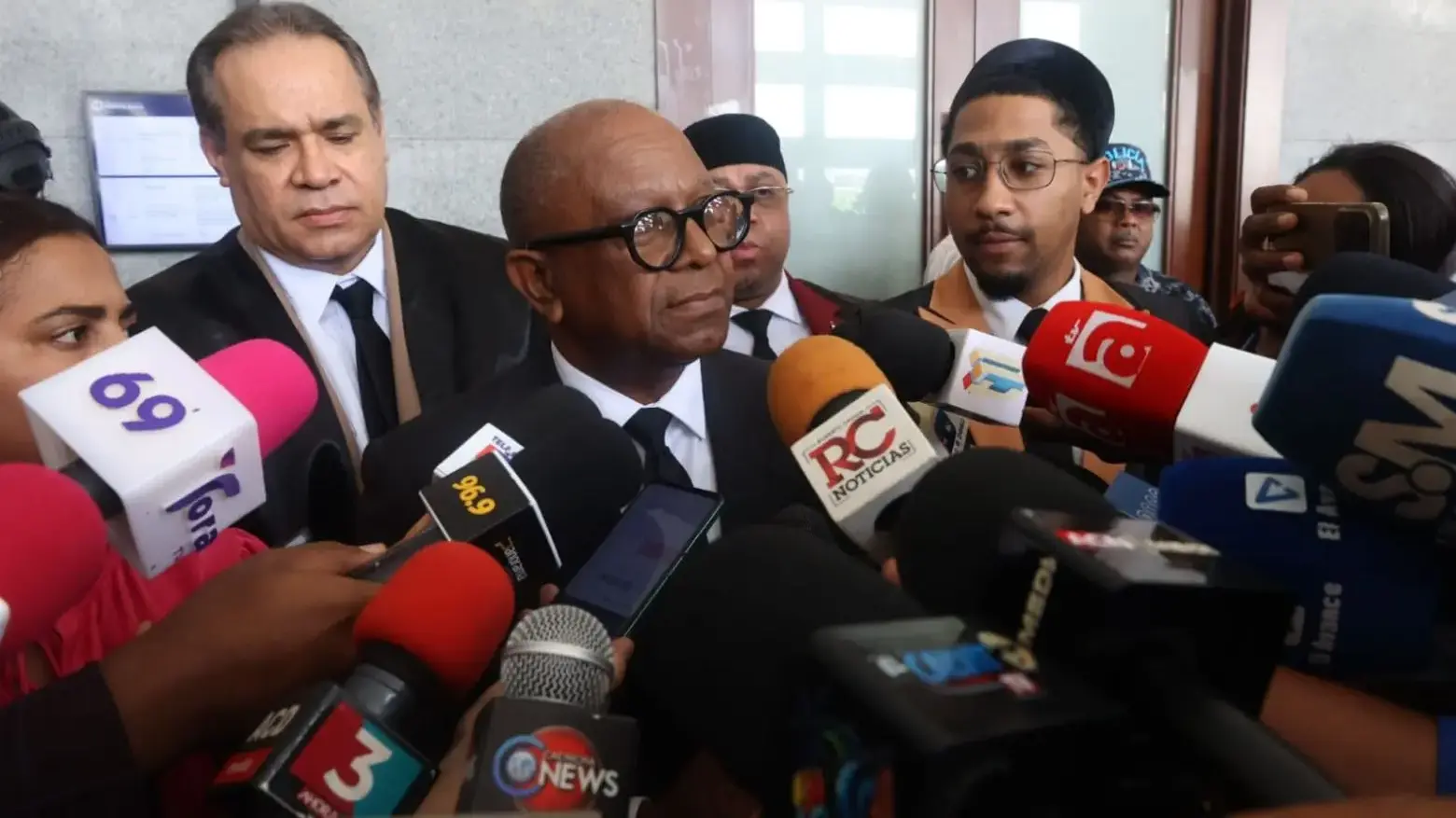 Abogado de Julián Oro Duro advierte a quienes extorsionan al artista: “No va a dar un peso”