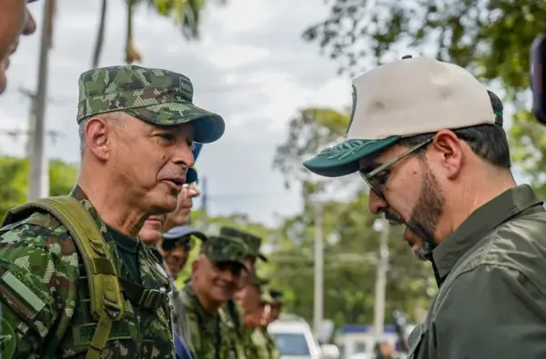 Fotografía cedida por la Presidencia de Colombia de su mandatario Abelardo De la Espriella (d) y el comandante general de las fuerzas militares de Colombia, Erick Rodríguez Aparicio. EFE/ Presidencia de Colombia
