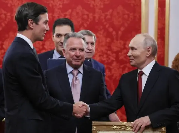 El presidente Putin da la bienvenida a los enviados estadounidenses Steve Witkoff y Jared Kushner a las conversaciones en Moscú.