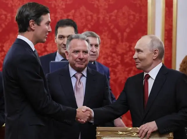 El presidente Putin da la bienvenida a los enviados estadounidenses Steve Witkoff y Jared Kushner a las conversaciones en Moscú.