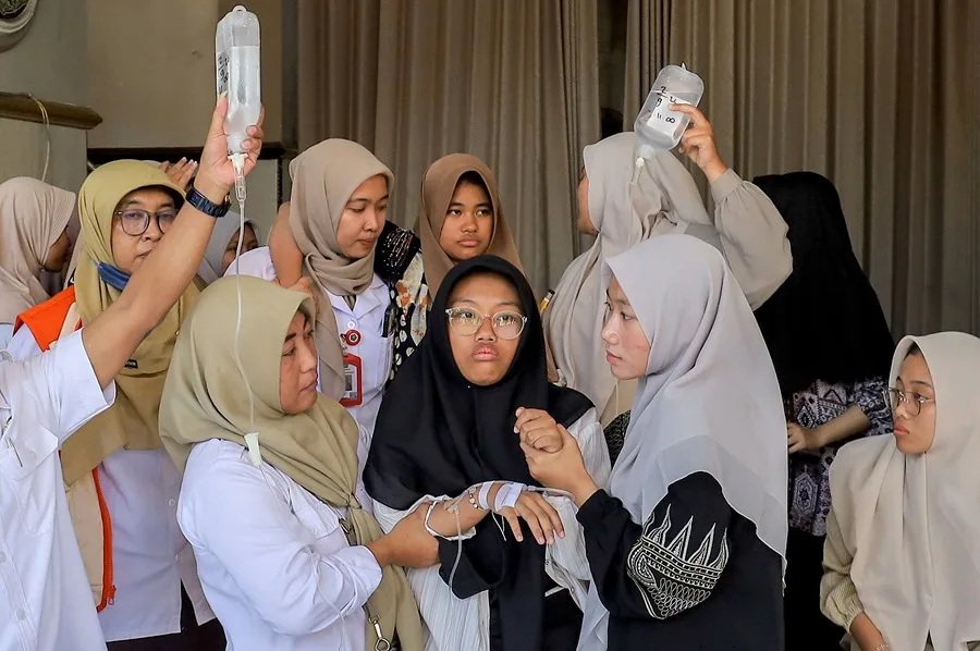 Medio millar de niños hospitalizados en Indonesia tras ingerir comida escolar gratuita