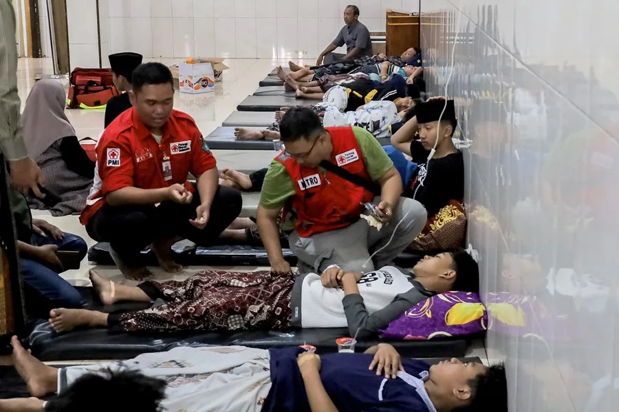 Medio millar de niños hospitalizados en Indonesia tras ingerir comida escolar gratuita.
