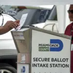 Una jueza federal sostiene el bloqueo de la reforma de Trump que restringe el voto por correo