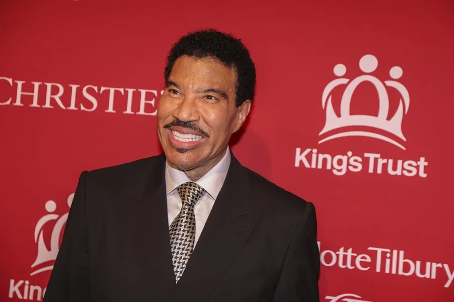 Lionel Richie ingresa voluntariamente en cuidados intensivos para someterse a pruebas