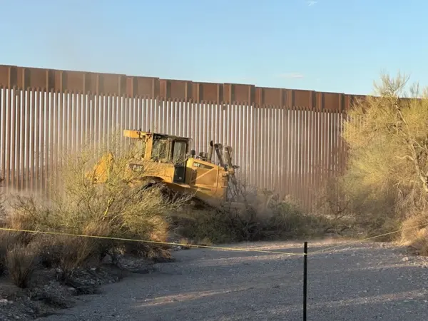 Fotografía cedida por el Centro Para la Diversidad Biológica que muestra maquinaria utilizada para la construcción del segundo muro fronterizo en Arizona (EE.UU.). EFE/ Russ Mcspadden/ Centro Para la Diversidad Biológica