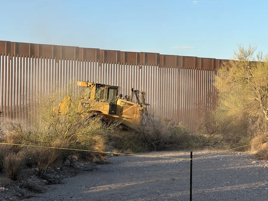 Fotografía cedida por el Centro Para la Diversidad Biológica que muestra maquinaria utilizada para la construcción del segundo muro fronterizo en Arizona (EE.UU.). EFE/ Russ Mcspadden/ Centro Para la Diversidad Biológica