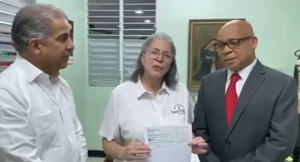 Mario Zapete entregó el donativo al Instituto para Sordos Santa Rosa