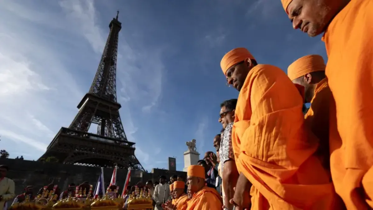 Abren una investigación después de que el personal femenino de la Torre Eiffel fuera sustituido por hombres durante una visita religiosa