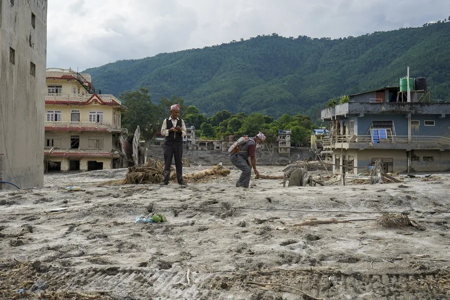 Imagen de archivo de la riada que sepultó secciones enteras de esta aldea del centro de Nepal bajo metros de lodo, piedras y escombros.