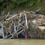 Nepal y China cifran en mil los muertos en la riada mientras buscan miles de desaparecidos
