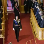 El rey Haakon VIII jura la Constitución ante el Parlamento noruego