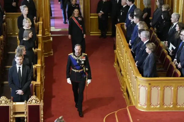 El rey Haakon VIII jura la Constitución ante el Parlamento noruego.
