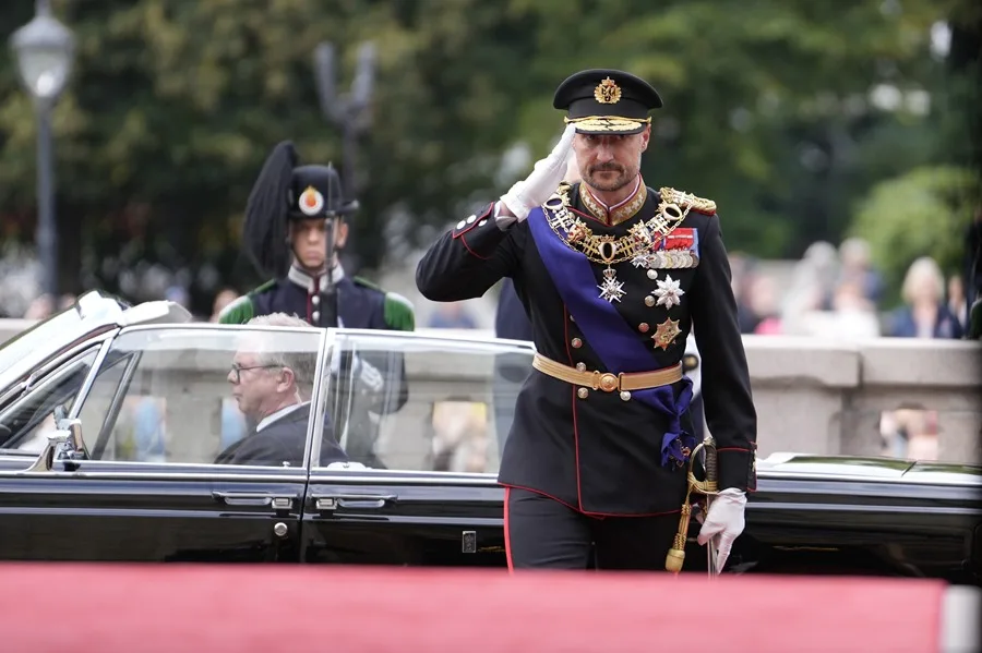 El rey Haakon VIII jura la Constitución ante el Parlamento noruego