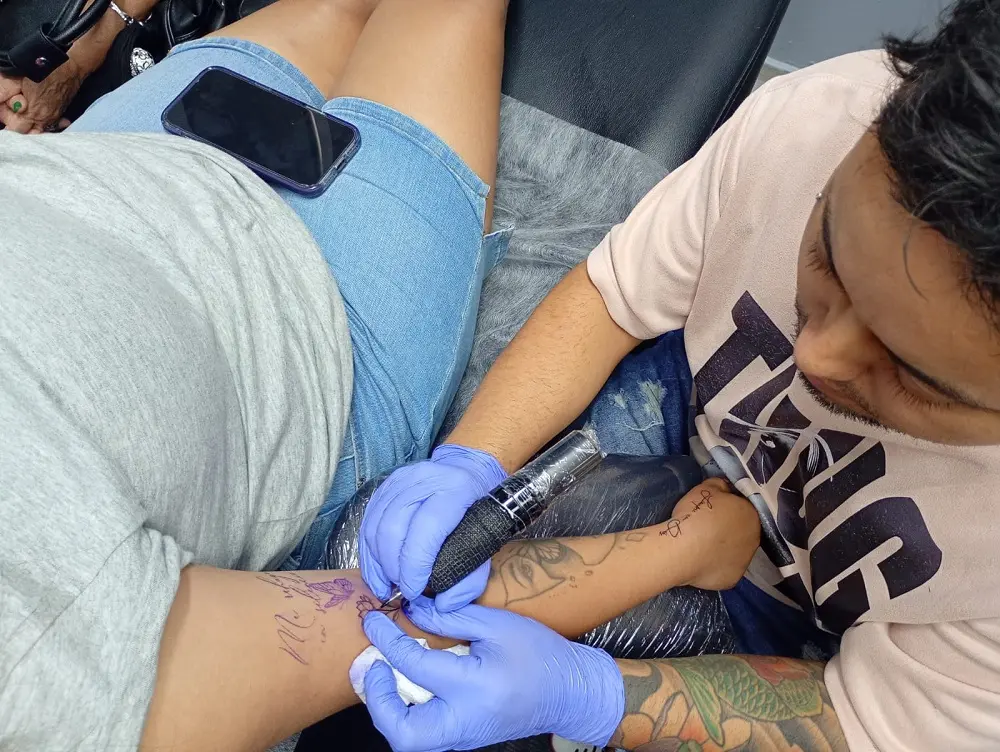 Mujeres y adultos de hasta 72 años lideran la clientela en los centros de tatuajes