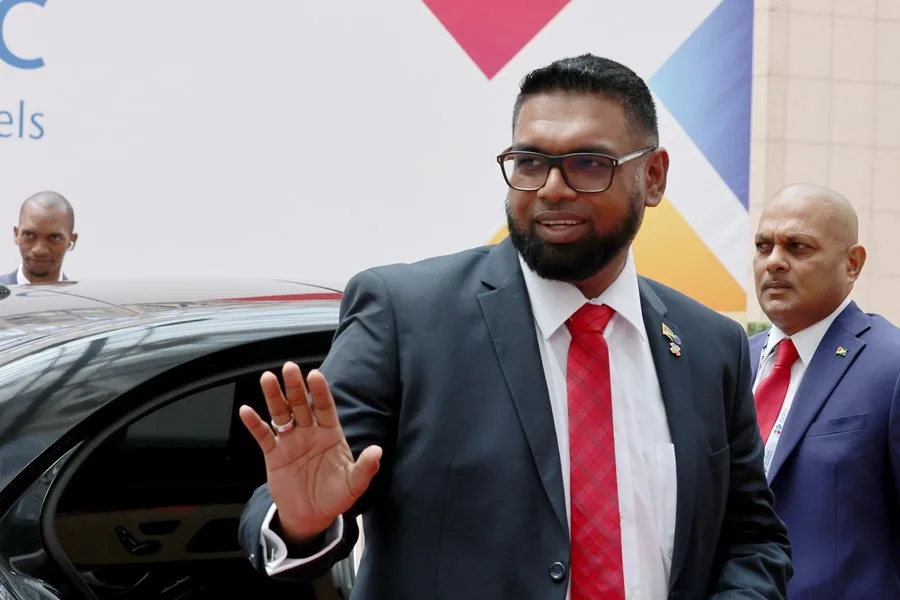 Fotografía de archivo del presidente de Guyana, Irfaan Ali, en la Cumbre de Jefes de Estado y de Gobierno UE-CELAC, en Bruselas (Bélgica). EFE/ EPA/ Julien Warnand
