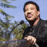 Lionel Richie ingresa voluntariamente a cuidados intensivos para pruebas tras no poder sostenerse de pie en concierto