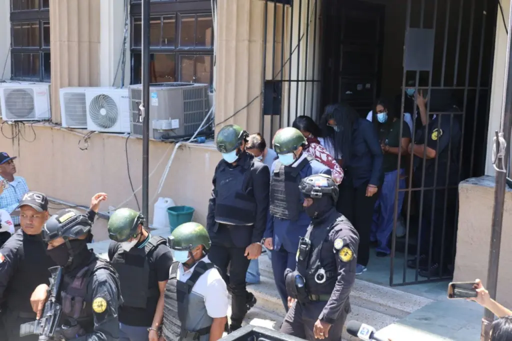 Con mascarillas y esposados: así son trasladados los médicos y demás arrestados en la Operación SENASA 2.0
