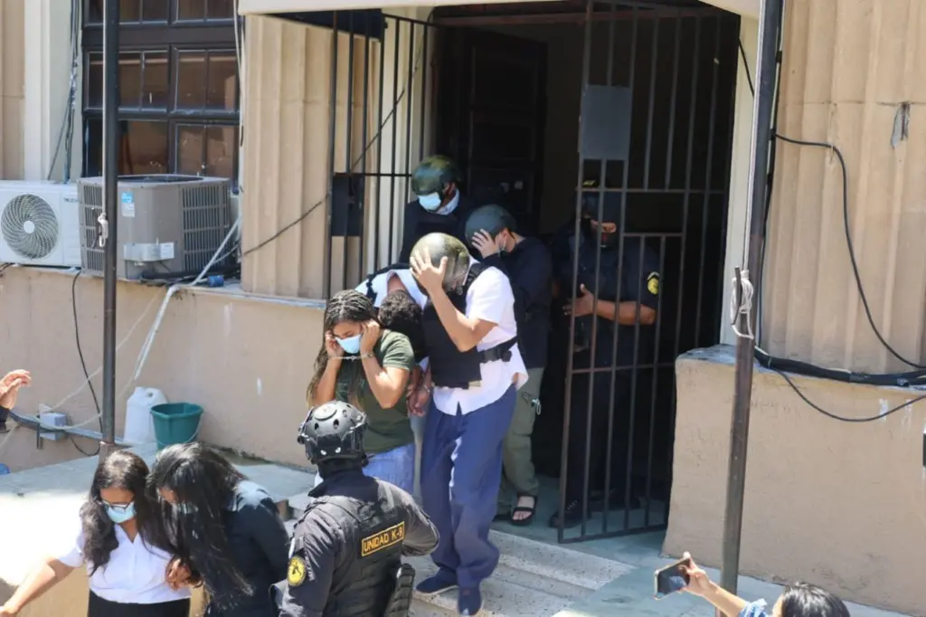 Con mascarillas y esposados: así son trasladados los médicos y demás arrestados en la Operación SENASA 2.0