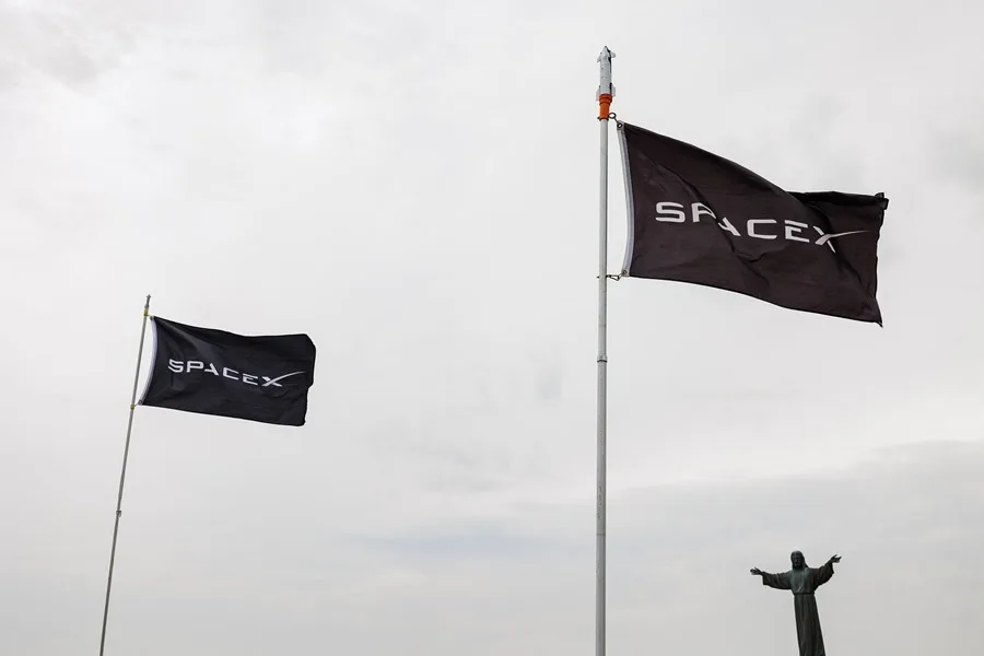 Fotografía de archivo que muestra a banderas de SpaceX, en South Padre Island (EE.UU.). EFE/Epa/Michael González