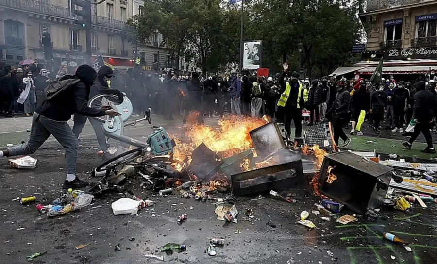 Francia fue sacudida el sábado por la violencia, con edificios y comercios incendiados.