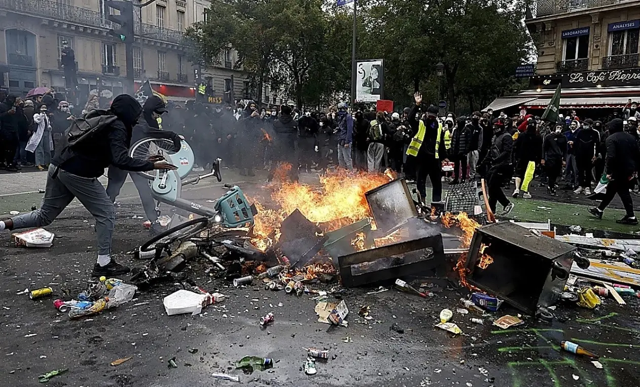 Macron insta a una condena drástica contra las protestas