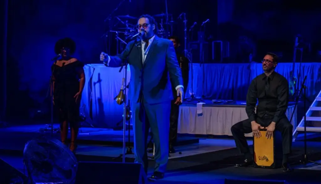 Rosario Flores desborda gran energía y emoción en su show