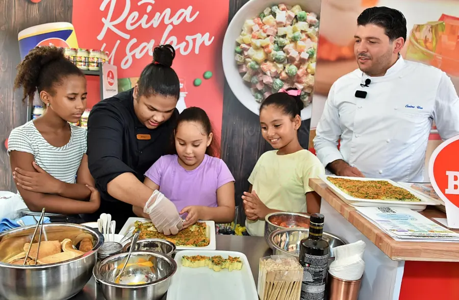 El chef Cosimo Urso junto a los niños.