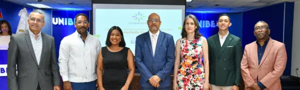 Miembros del jurado del concurso junto a sus organizadores.