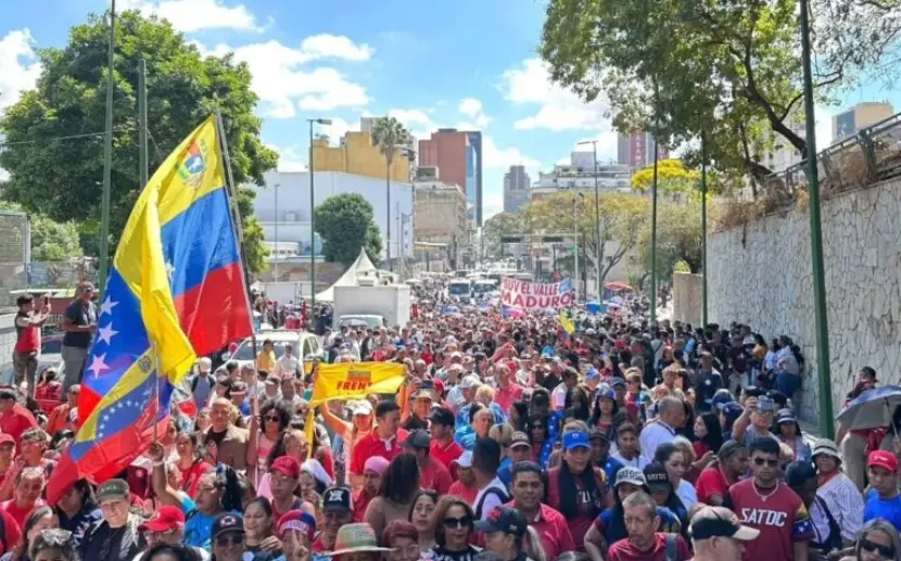 Seguidores del fallecido presidente se lanzaron a la calle.