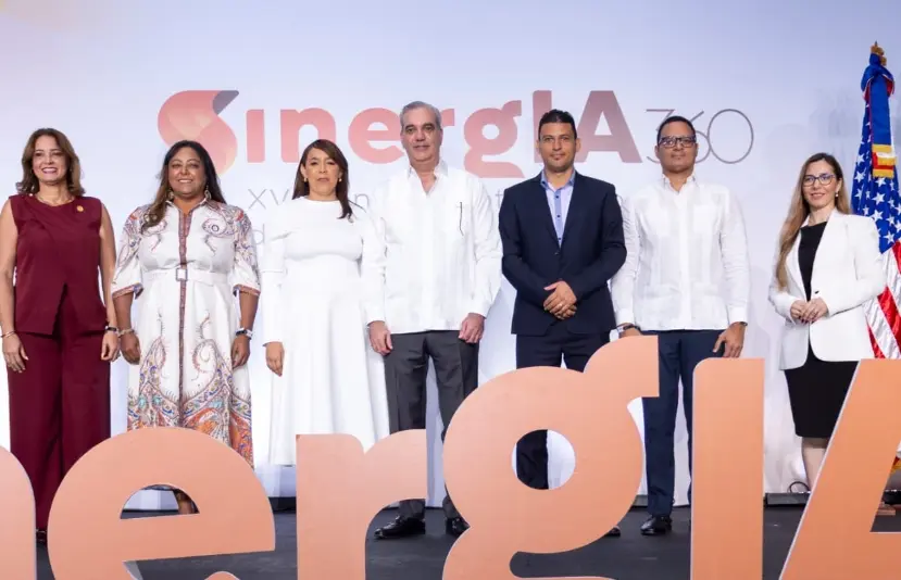 El presidente Luis Abinader junto a directivos del Capítulo PMI RD.