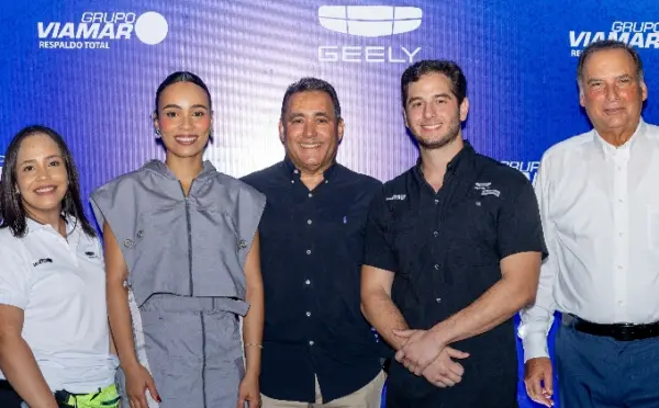 Ejecutivos de la marca durante la presentación.