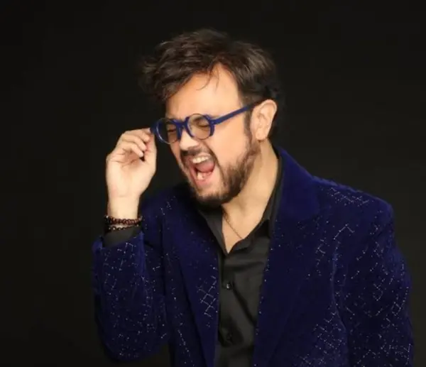 Aleks Syntek tiene    treinta y cinco años de carrera artística.