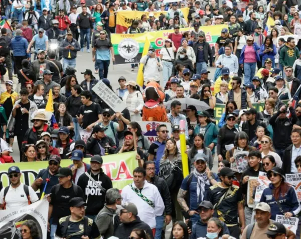 Miles se reúnen en primer paro contra De la Espriella.