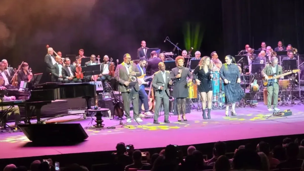 I Retro Jazz hanno scatenato un festone pazzesco per i loro 15 anni al Teatro Nacional