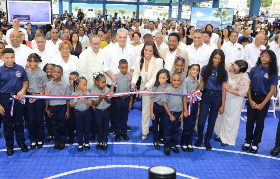 Carolina Cruz, corta la cinta, junto al presidente Luis Abinader y Pedro Martínez.