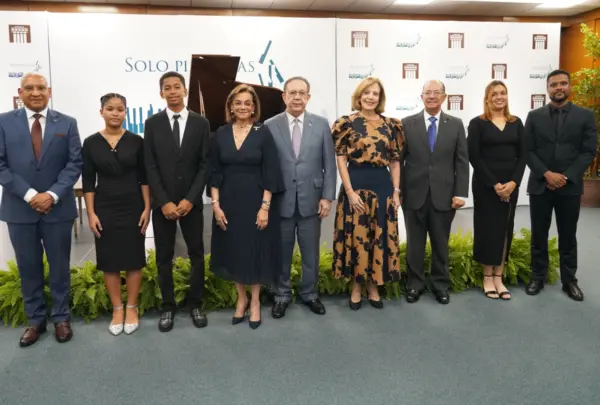 Ervin Novas Bello, Melany Luis Valle, José Mateo, Fior D’Aliza Martínez, Héctor Valdez Albizu y Clarissa de la Rocha de Torres.
